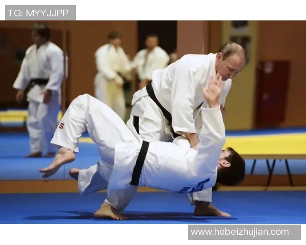 普京亲自为足球明星颁奖展现体育精神与国家荣誉的完美结合 普京亲自为足球明星颁奖展现体育精神与国家荣誉的完美结合