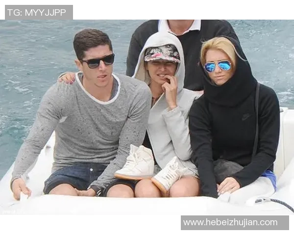 浴巾包裹下的足球明星私生活揭秘与运动场上的光辉对比