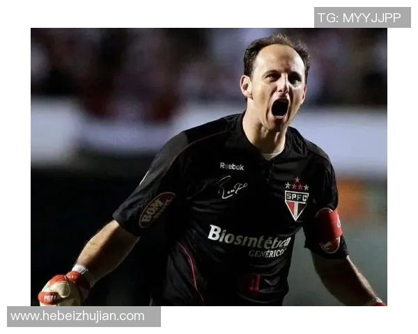 足球明星在赛场拼搏后的疲惫瞬间展现出他们不为人知的辛苦与努力