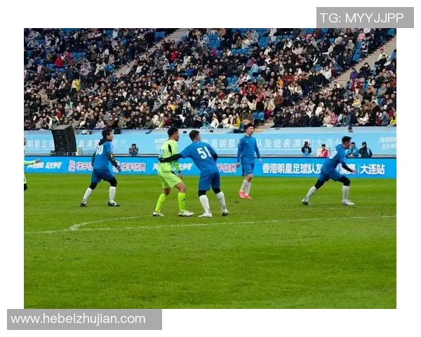 足球明星齐聚沙滩欢乐合照展现友谊与激情的完美瞬间